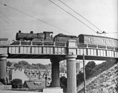 Steam-train-crossing-Queens-Road-Bridge.-1957.